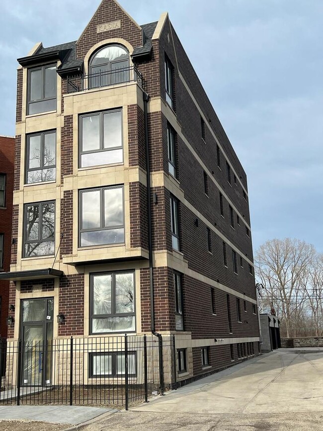 3745 S LAKE Park AVE  