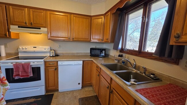 Photo - Cute Twinhome is South/Central Bismarck