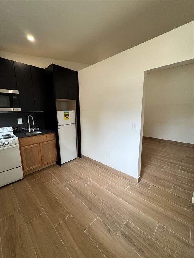 Building Photo - 901 SW 5th Ave Unit 2-2 Rental