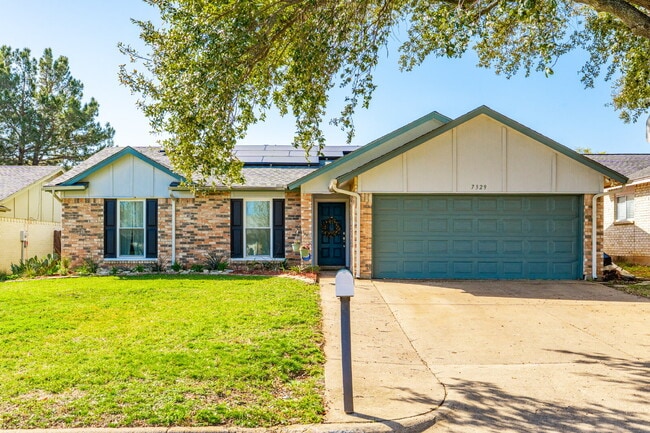 Building Photo - 3 Bedroom / 2 bathroom with Pool in Wedgewood