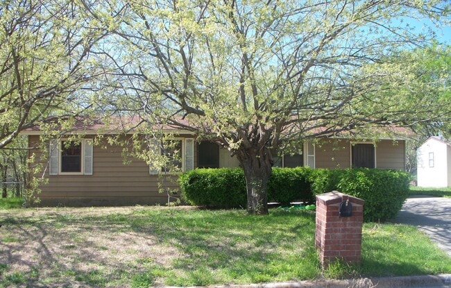 Building Photo - 212 W Robin Ln Rental
