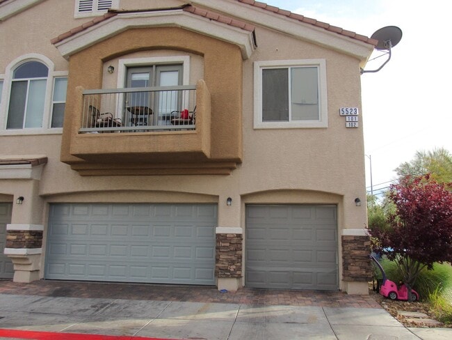 Building Photo - Beautiful two-story townhome in gated community