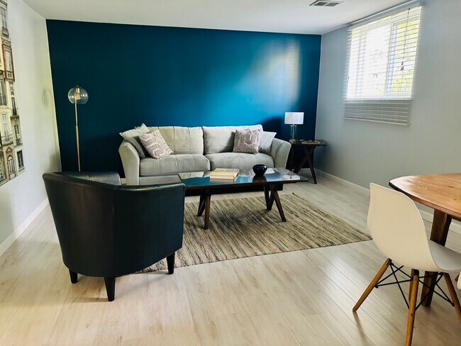 Photo - 3202 N Kingsley Dr Unidad Suite with Kitchenette