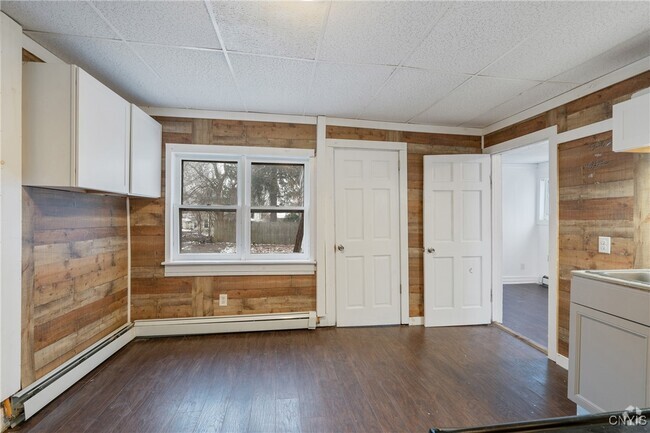Building Photo - 262 W 4th St S Rental