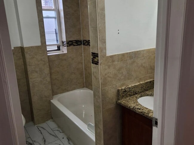 Photo - 3663 Bronxwood Ave Unidad 2ND FLOOR