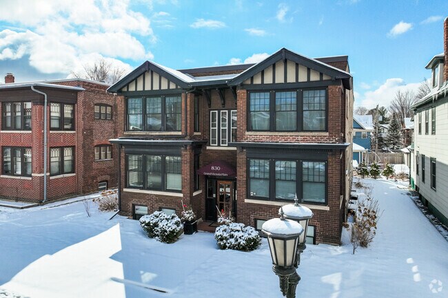 Grand Victoria Flats - Grand Victoria Flats Unit 4