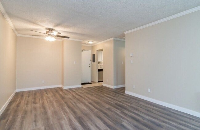 Photo - 10560-10154 154 St