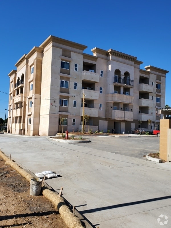 Building Photo - 2203 E 8th St Unit A102 Rental