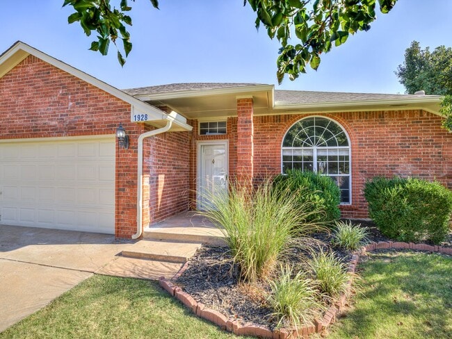 Building Photo - Beautiful home in Edmond