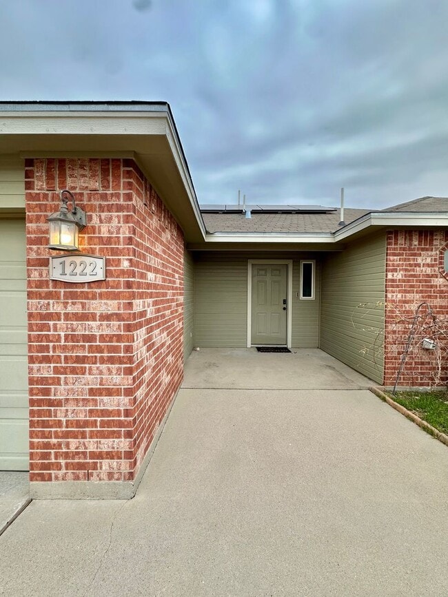 Building Photo - COMING MARCH 2026- 4-Bedroom Home in Paulann w/ Solar Panels!