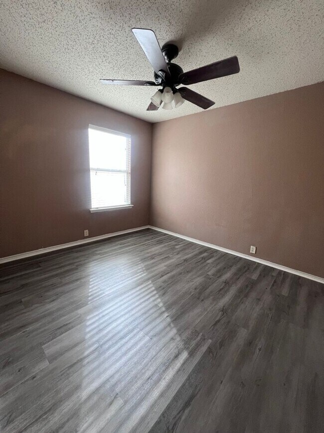 Photo - 3 Bedroom House READY TO GO!!