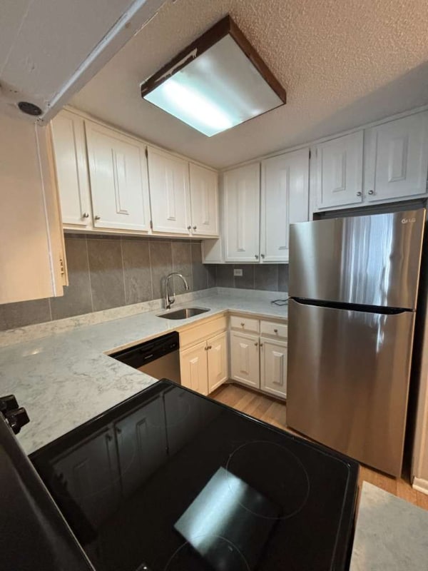 Photo - 16 E Old Willow Rd