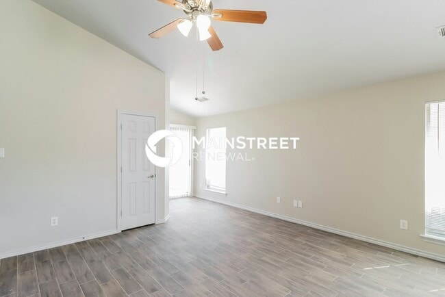 Photo - 3 Bedroom Pet-Friendly Home in Fort Worth, TX with Main Street Renewal
