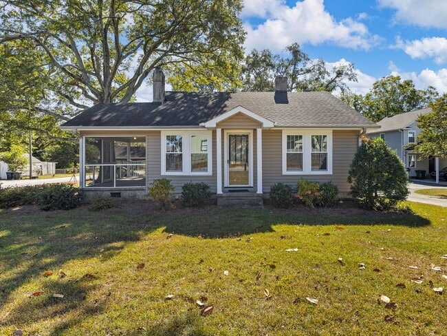 Building Photo - Spacious 3 BR, 2 BA Home, Screened Porch w...