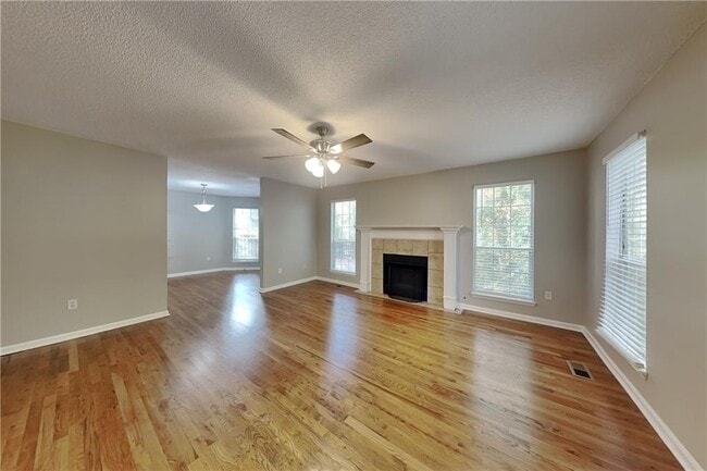 Photo - 4902 Sturbridge Crescent