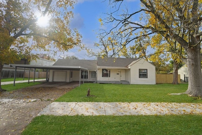 Building Photo - 214 E 1st St