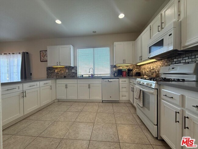 719 E Ave Q10