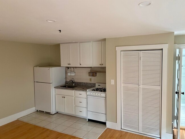 Building Photo - 407 Lafayette Rd Unit 5