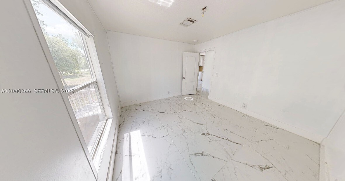 Photo - 720 N Riverside St