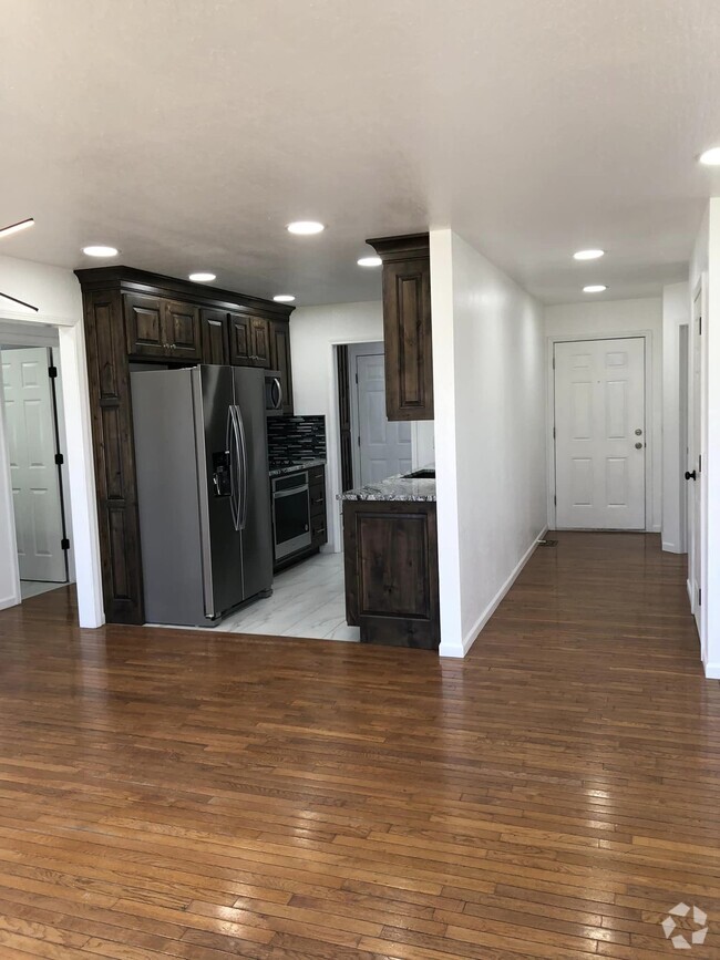 Building Photo - 1507 N Engel Ave Rental