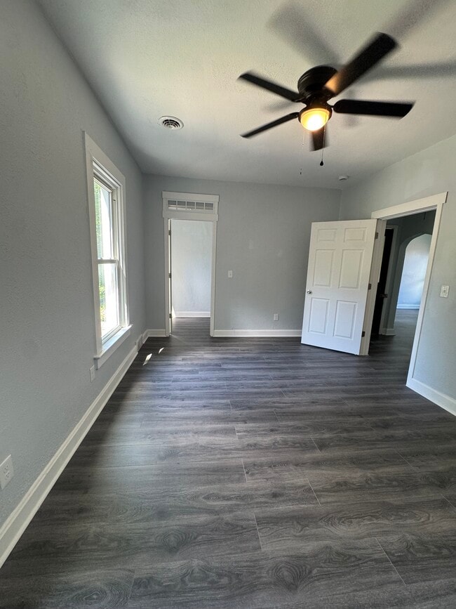 Photo - 720 E 14th St