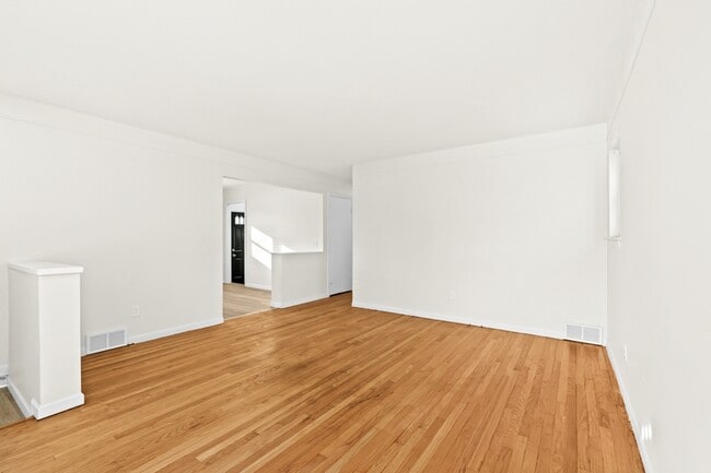 Photo - 18405 Gillman St