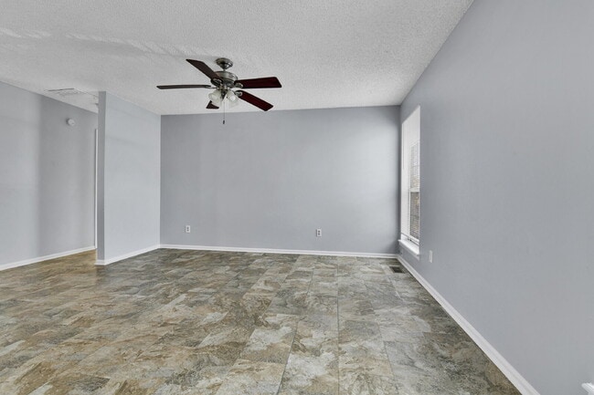 Photo - $2,540.95 with $300 off the first month's Rent- 4 Bedroom, 1.5 Bath, Single Family Home in Aurora...