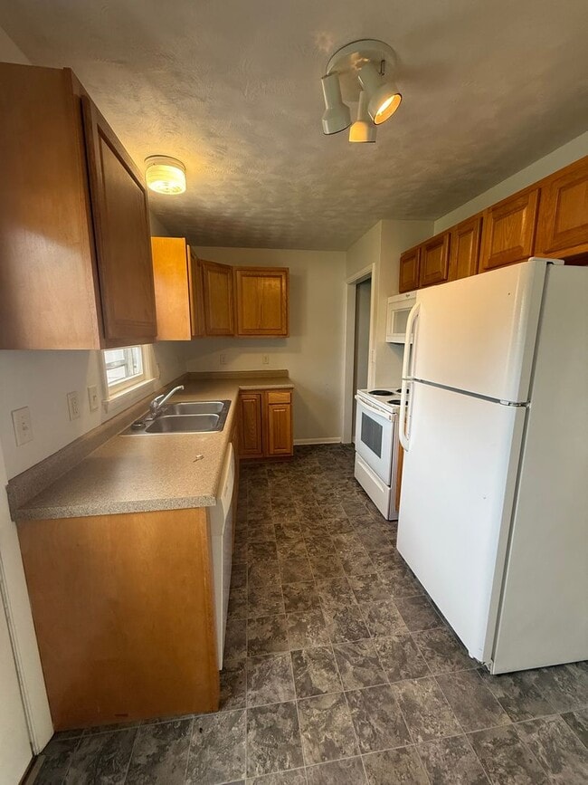 Photo - * SPOOKTACULAR SPECIAL * Spacious 3-Bedroo...