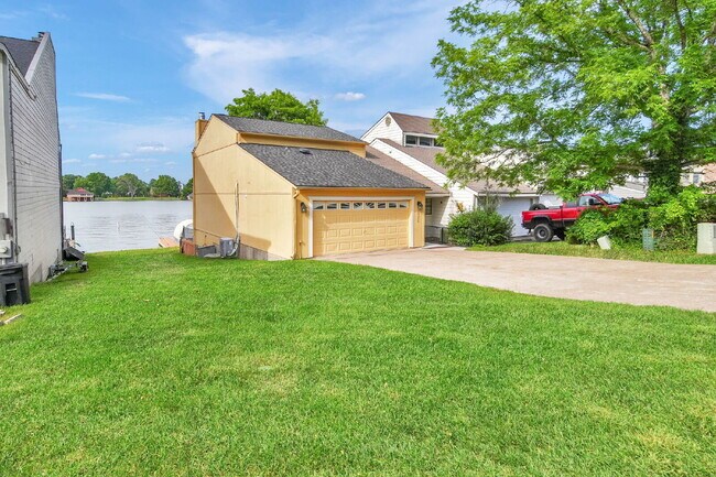 Photo - Experience the ultimate in lakefront lifes...