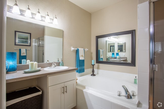 2BR, 2BA - 1,283 SF - Begonia - Master Bathroom