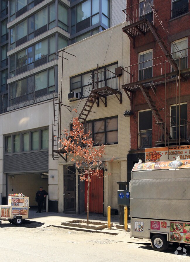 Photo - 354 W 37th St