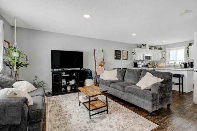 Photo - 3 bedroom in Clairmont AB T8X 5C8