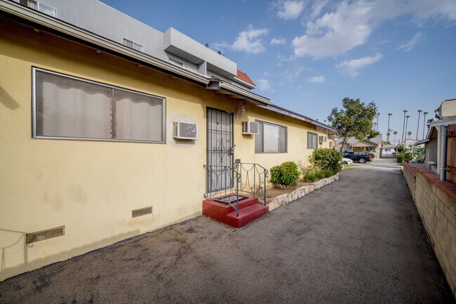 Photo - 1143 Raymond Ave Unidad B