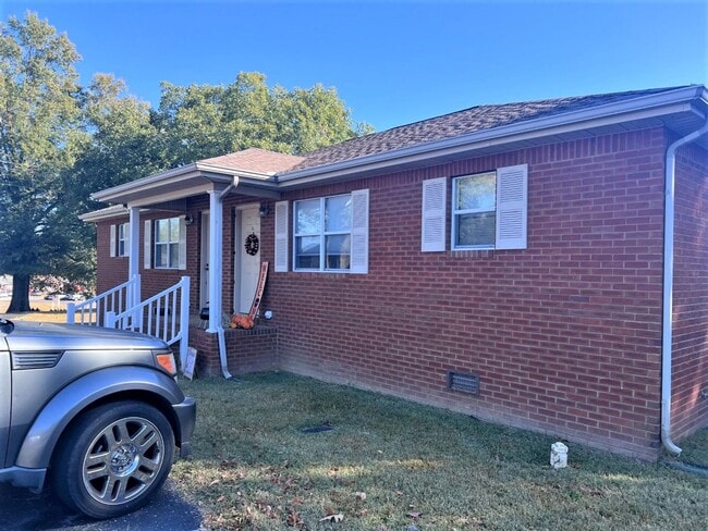 Building Photo - The Highlands 2 BD, 2 BA Brick Duplex Located in Martin! Unit 579 G1