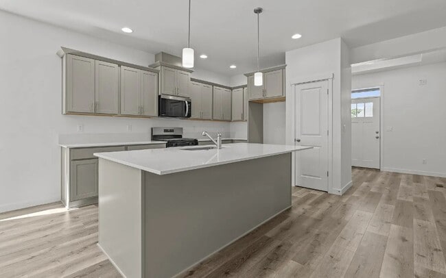 Photo - 718 Tigerlily St