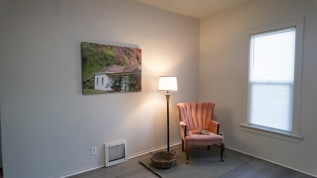 Photo - 102 S Perry St