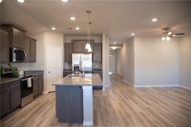 Photo - 2145 Chief St