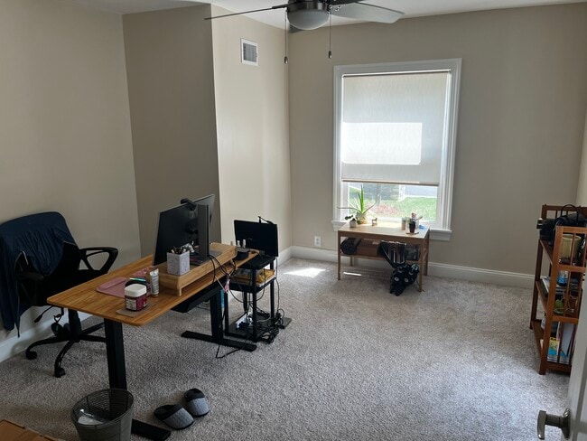 Dormitorio delantero, utilizado como oficina en la foto. - 99 Roland St Unidad A