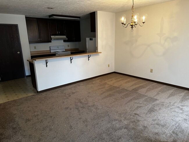 Photo - 631 E Waterloo Ct