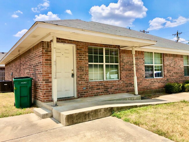 Building Photo - 3bd/2ba Attached Home