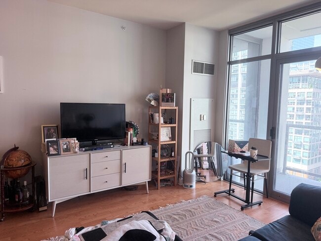 1235 S Prairie Ave
