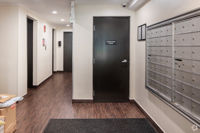 Lobby / Mailboxes