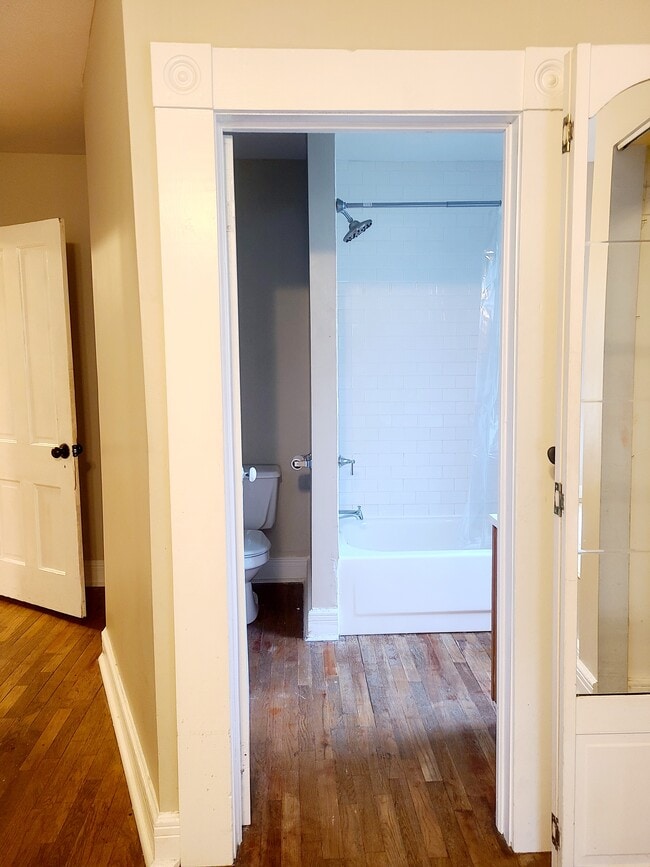 Photo - 727 Collyer St