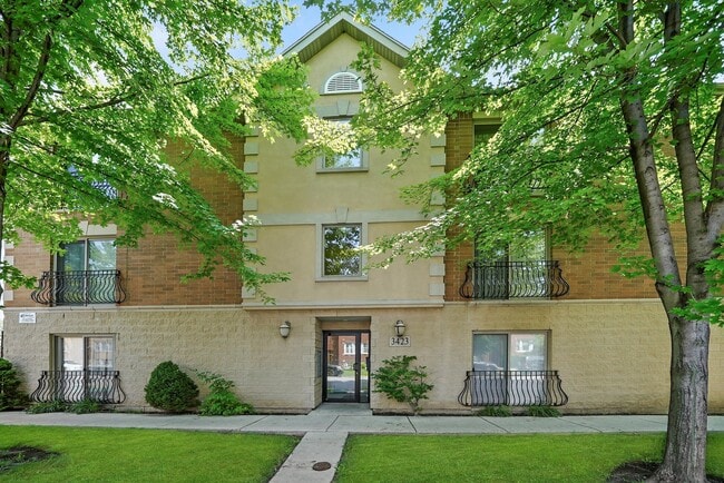 Building Photo - 3423 Ridgeland Ave Unit 201