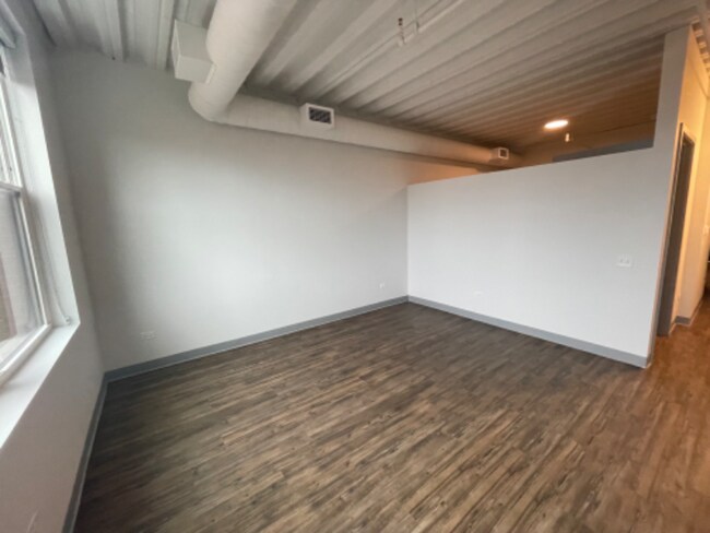 Photo - 3917 N Sheridan Rd