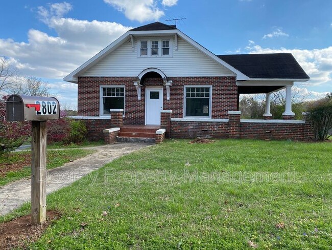 Photo - 2802 Fairview Dr House