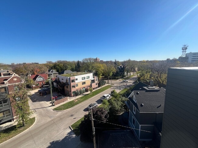 Building Photo - 238-238 Wellington Crescent Unit 5