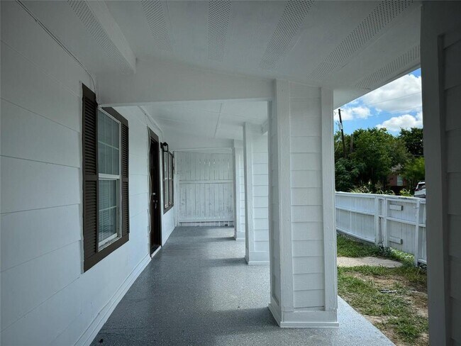 Photo - 101 S Lockhart St