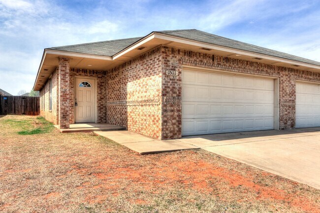 Photo - Duplex in Yukon Available Now!