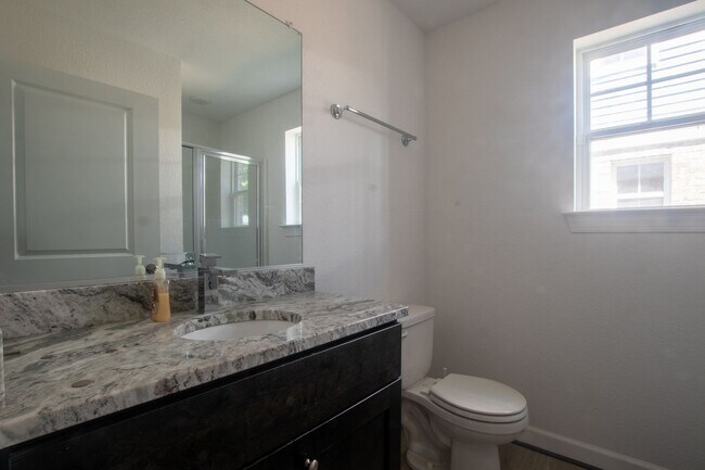 Photo - Contemporary 4bd/3.5ba in excellent location